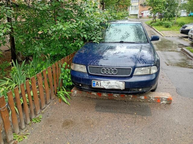 Синій Ауді А4, об'ємом двигуна 1.8 л та пробігом 300 тис. км за 2200 $, фото 1 на Automoto.ua