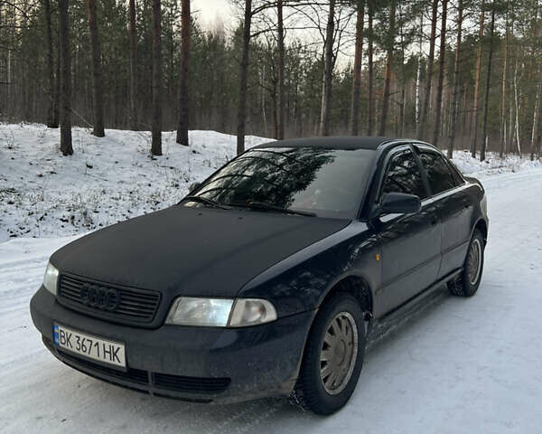 Синій Ауді А4, об'ємом двигуна 1.6 л та пробігом 220 тис. км за 3300 $, фото 1 на Automoto.ua