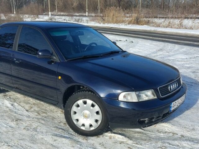 Синий Ауди А4, объемом двигателя 1.6 л и пробегом 375 тыс. км за 3500 $, фото 1 на Automoto.ua
