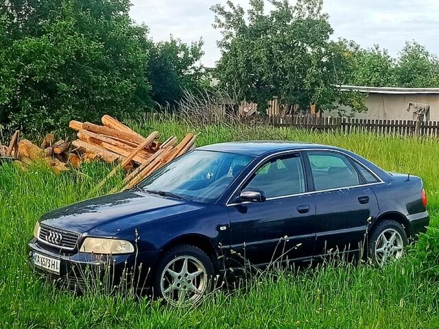 Синій Ауді А4, об'ємом двигуна 2.4 л та пробігом 323 тис. км за 2900 $, фото 1 на Automoto.ua