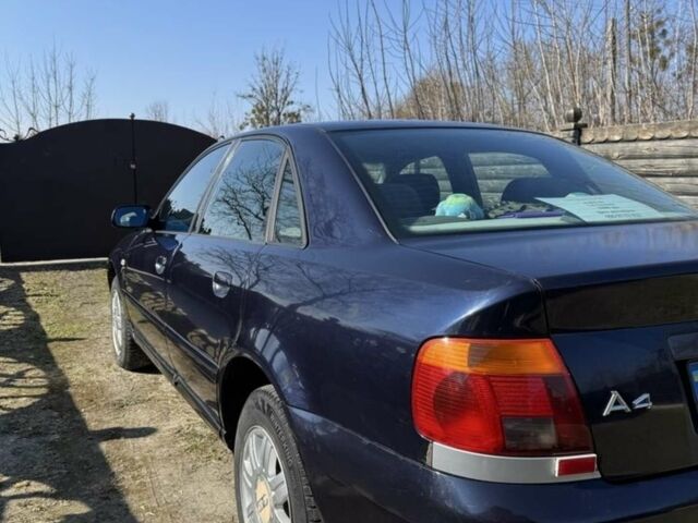 Синій Ауді А4, об'ємом двигуна 1.6 л та пробігом 221 тис. км за 3000 $, фото 1 на Automoto.ua