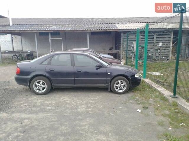 Синий Ауди А4, объемом двигателя 1.6 л и пробегом 248 тыс. км за 3700 $, фото 1 на Automoto.ua