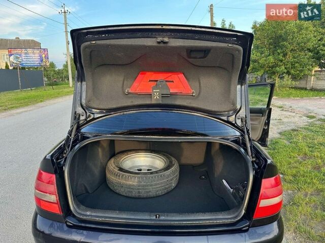 Синій Ауді А4, об'ємом двигуна 1.6 л та пробігом 398 тис. км за 3250 $, фото 1 на Automoto.ua