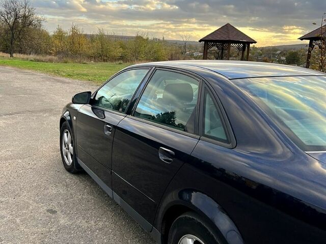 Синий Ауди А4, объемом двигателя 2 л и пробегом 220 тыс. км за 4700 $, фото 1 на Automoto.ua