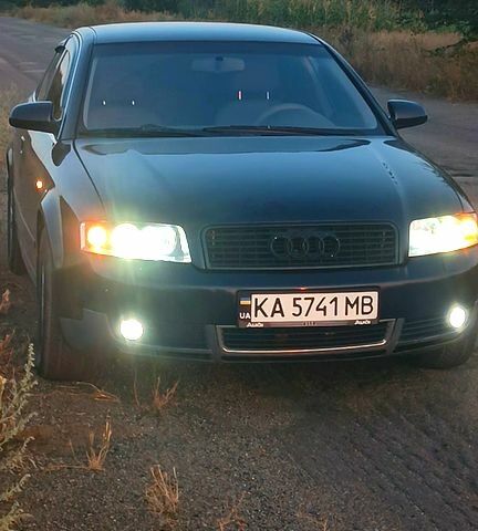 Синий Ауди А4, объемом двигателя 2 л и пробегом 400 тыс. км за 4500 $, фото 1 на Automoto.ua