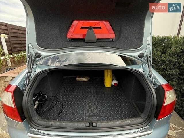 Синий Ауди А4, объемом двигателя 1.6 л и пробегом 285 тыс. км за 5700 $, фото 1 на Automoto.ua