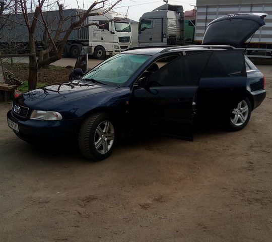 Синий Ауди А4, объемом двигателя 1.9 л и пробегом 450 тыс. км за 3950 $, фото 1 на Automoto.ua