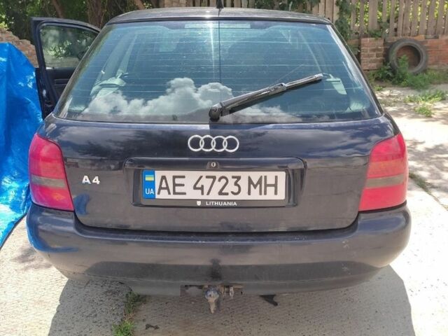 Синий Ауди А4, объемом двигателя 1.8 л и пробегом 320 тыс. км за 700 $, фото 1 на Automoto.ua