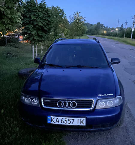 Синий Ауди А4, объемом двигателя 2.4 л и пробегом 400 тыс. км за 3700 $, фото 1 на Automoto.ua