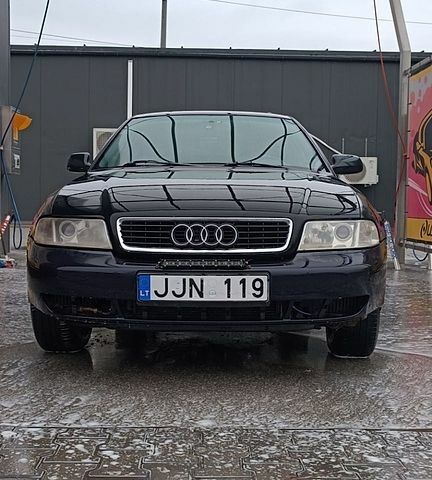 Синий Ауди А4, объемом двигателя 2.5 л и пробегом 443 тыс. км за 1700 $, фото 1 на Automoto.ua