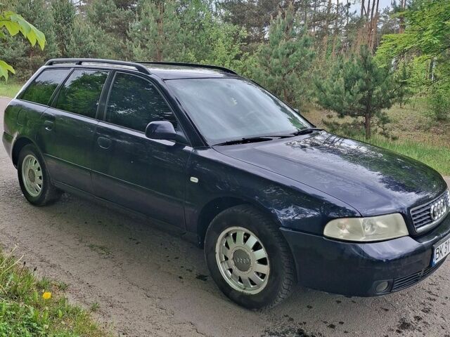 Синий Ауди А4, объемом двигателя 1.6 л и пробегом 288 тыс. км за 3700 $, фото 1 на Automoto.ua