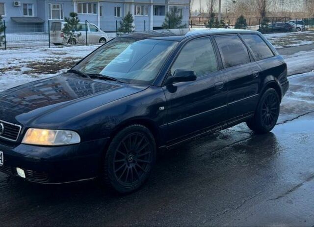 Синій Ауді А4, об'ємом двигуна 1.8 л та пробігом 250 тис. км за 1500 $, фото 1 на Automoto.ua