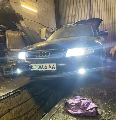 Синий Ауди А4, объемом двигателя 1.8 л и пробегом 248 тыс. км за 1350 $, фото 1 на Automoto.ua