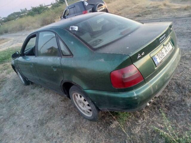 Зеленый Ауди А4, объемом двигателя 2 л и пробегом 222 тыс. км за 1000 $, фото 1 на Automoto.ua