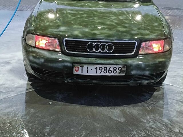 Зеленый Ауди А4, объемом двигателя 1.8 л и пробегом 400 тыс. км за 2000 $, фото 1 на Automoto.ua