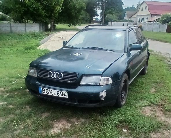 Зеленый Ауди А4, объемом двигателя 1 л и пробегом 300 тыс. км за 950 $, фото 1 на Automoto.ua