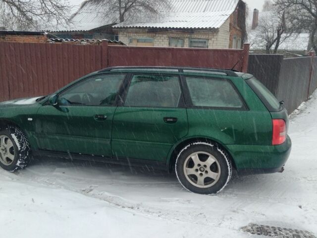 Зеленый Ауди А4, объемом двигателя 1.8 л и пробегом 294 тыс. км за 3600 $, фото 1 на Automoto.ua