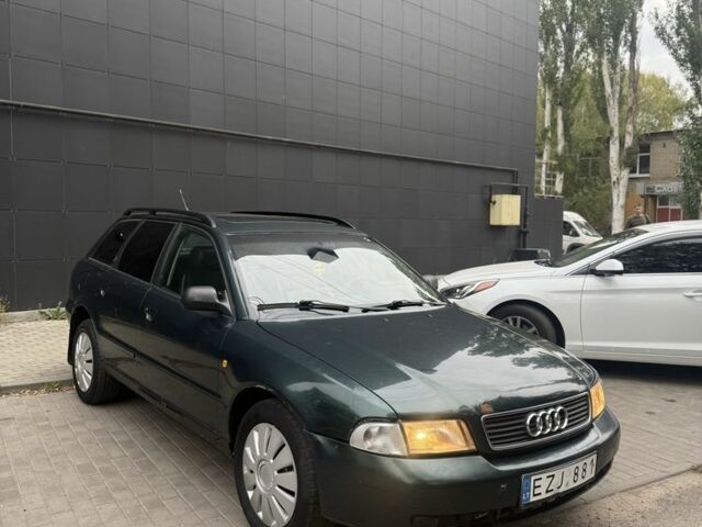 Зеленый Ауди А4, объемом двигателя 1.9 л и пробегом 400 тыс. км за 1500 $, фото 1 на Automoto.ua