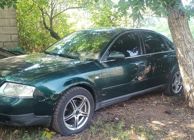 Зеленый Ауди А6, объемом двигателя 2.8 л и пробегом 300 тыс. км за 3000 $, фото 1 на Automoto.ua