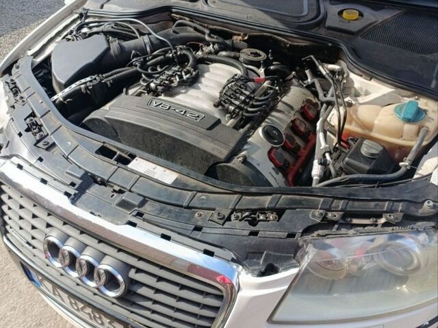 Белый Ауди А8, объемом двигателя 4.2 л и пробегом 300 тыс. км за 7600 $, фото 1 на Automoto.ua