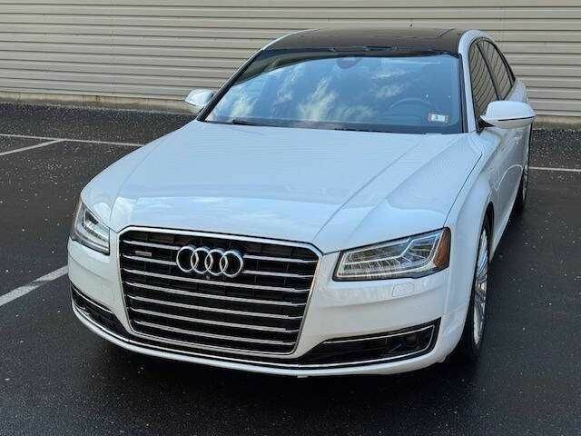 Белый Ауди А8, объемом двигателя 4 л и пробегом 56 тыс. км за 5300 $, фото 1 на Automoto.ua
