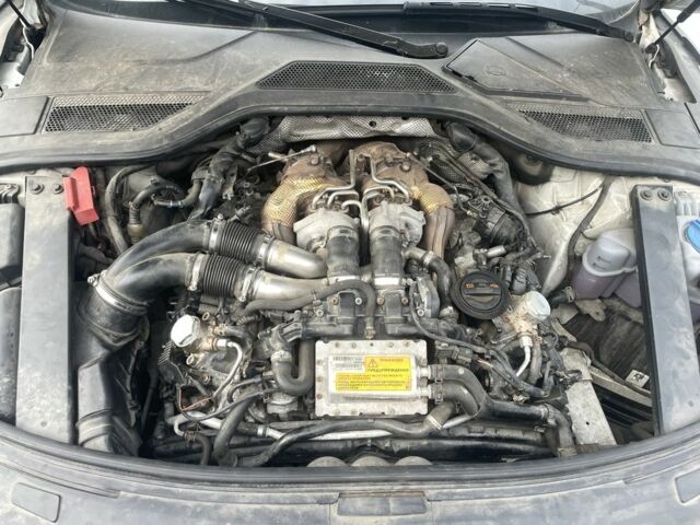 Белый Ауди А8, объемом двигателя 4 л и пробегом 178 тыс. км за 4500 $, фото 1 на Automoto.ua