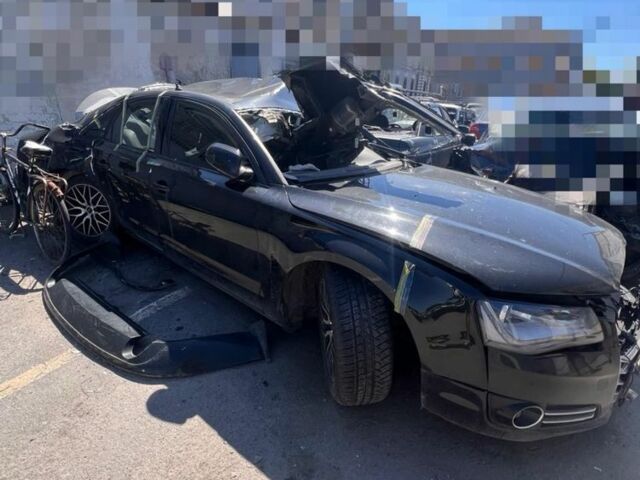 Черный Ауди А8, объемом двигателя 3 л и пробегом 245 тыс. км за 2900 $, фото 1 на Automoto.ua