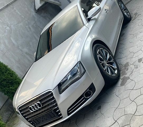 Сірий Ауді A8, об'ємом двигуна 3 л та пробігом 350 тис. км за 18500 $, фото 1 на Automoto.ua