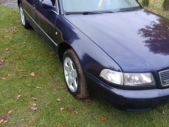 Синий Ауди А8, объемом двигателя 2.5 л и пробегом 350 тыс. км за 3700 $, фото 1 на Automoto.ua