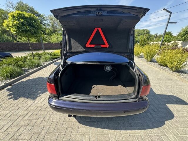 Синий Ауди А8, объемом двигателя 4.2 л и пробегом 380 тыс. км за 3700 $, фото 1 на Automoto.ua