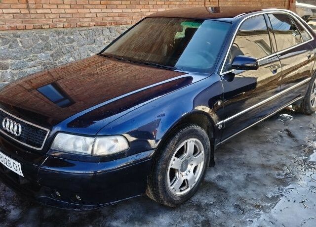 Синий Ауди А8, объемом двигателя 3.7 л и пробегом 300 тыс. км за 3200 $, фото 1 на Automoto.ua