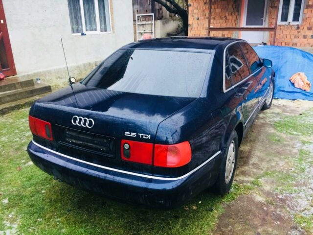 Синий Ауди А8, объемом двигателя 2.5 л и пробегом 200 тыс. км за 900 $, фото 1 на Automoto.ua