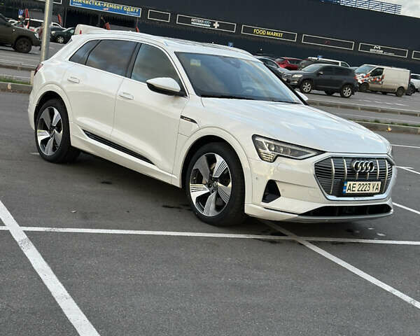 Белый Ауди E-Tron, объемом двигателя 0 л и пробегом 110 тыс. км за 31000 $, фото 1 на Automoto.ua
