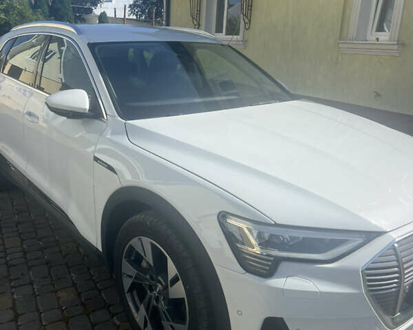 Белый Ауди E-Tron, объемом двигателя 0 л и пробегом 48 тыс. км за 33000 $, фото 1 на Automoto.ua