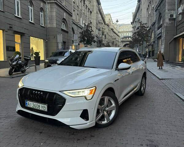 Белый Ауди E-Tron, объемом двигателя 0 л и пробегом 66 тыс. км за 26500 $, фото 1 на Automoto.ua