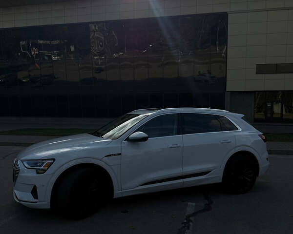 Білий Ауді E-Tron, об'ємом двигуна 0 л та пробігом 91 тис. км за 31100 $, фото 1 на Automoto.ua