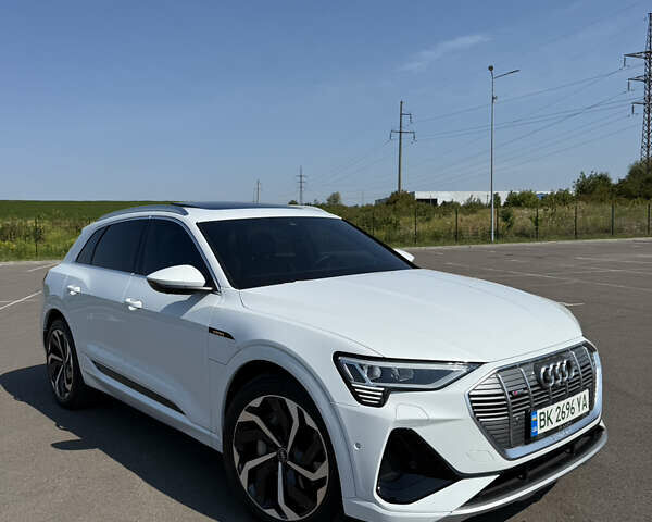 Белый Ауди E-Tron, объемом двигателя 0 л и пробегом 46 тыс. км за 32800 $, фото 1 на Automoto.ua