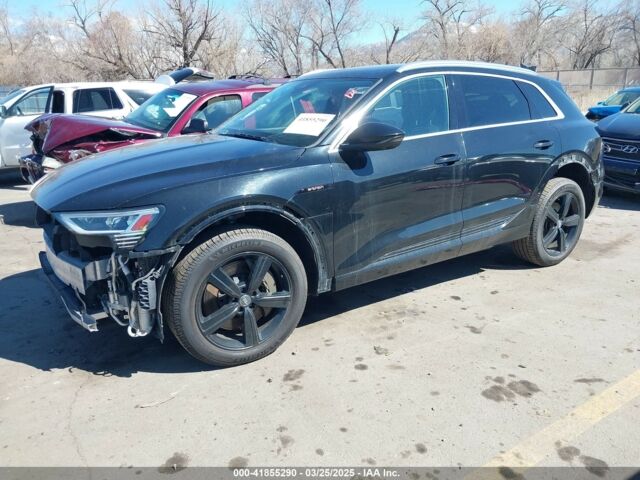 Черный Ауди E-Tron, объемом двигателя 0 л и пробегом 96 тыс. км за 18900 $, фото 1 на Automoto.ua
