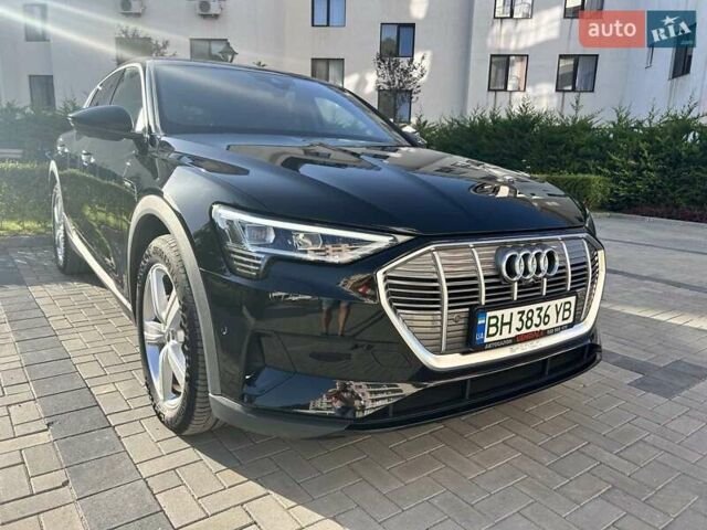 Черный Ауди E-Tron, объемом двигателя 0 л и пробегом 30 тыс. км за 41000 $, фото 1 на Automoto.ua