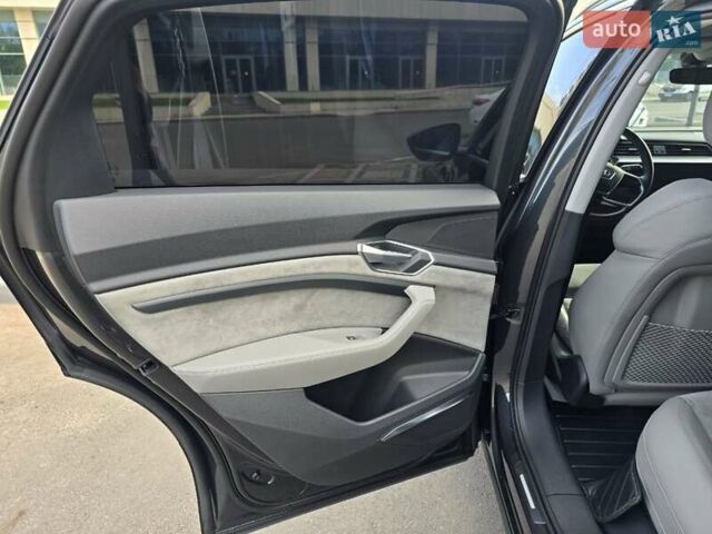 Сірий Ауді E-Tron, об'ємом двигуна 0 л та пробігом 90 тис. км за 37777 $, фото 1 на Automoto.ua
