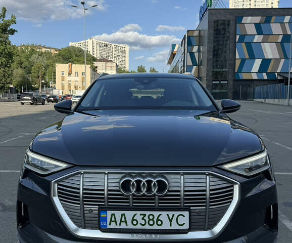 Серый Ауди E-Tron, объемом двигателя 0 л и пробегом 65 тыс. км за 25900 $, фото 1 на Automoto.ua