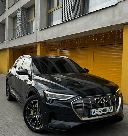 Серый Ауди E-Tron, объемом двигателя 0 л и пробегом 49 тыс. км за 29999 $, фото 1 на Automoto.ua