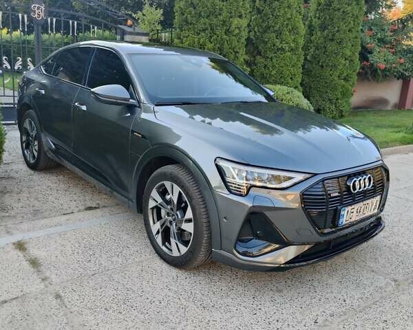 Серый Ауди E-Tron, объемом двигателя 0 л и пробегом 110 тыс. км за 33700 $, фото 1 на Automoto.ua