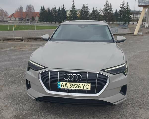 Серый Ауди E-Tron, объемом двигателя 0 л и пробегом 30 тыс. км за 45000 $, фото 1 на Automoto.ua