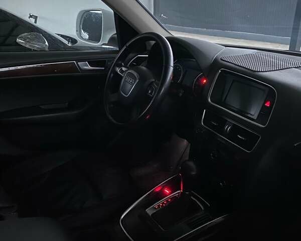 Белый Ауди Ку 5, объемом двигателя 3.2 л и пробегом 297 тыс. км за 9500 $, фото 1 на Automoto.ua