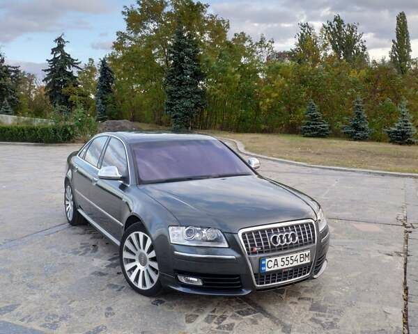 Серый Ауди С8, объемом двигателя 5.2 л и пробегом 128 тыс. км за 18000 $, фото 1 на Automoto.ua