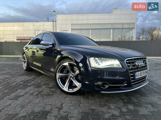 Синий Ауди С8, объемом двигателя 4 л и пробегом 135 тыс. км за 35000 $, фото 1 на Automoto.ua