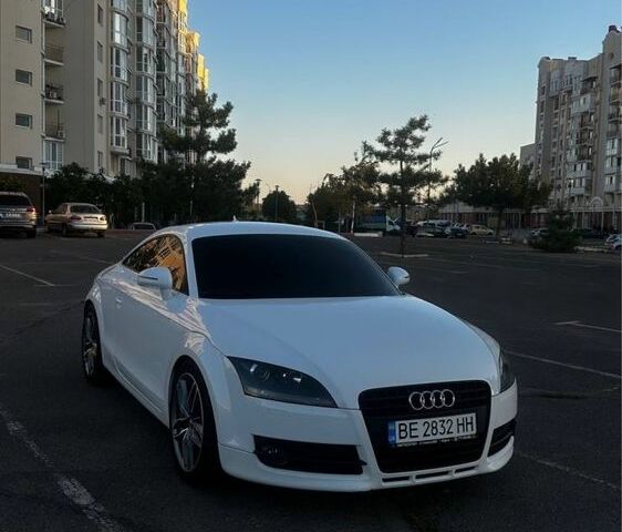 Белый Ауди ТТ, объемом двигателя 2 л и пробегом 192 тыс. км за 13000 $, фото 1 на Automoto.ua