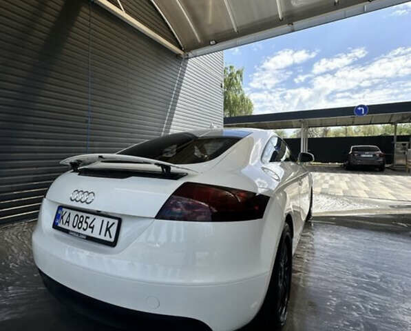 Белый Ауди ТТ, объемом двигателя 1.98 л и пробегом 220 тыс. км за 11111 $, фото 1 на Automoto.ua