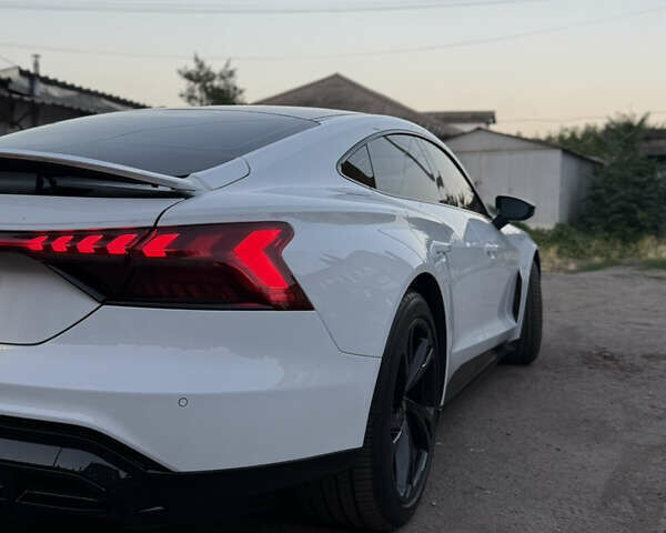 Белый Ауди e-tron GT, объемом двигателя 0 л и пробегом 60 тыс. км за 42600 $, фото 1 на Automoto.ua